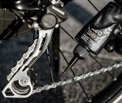 Muc-Off E-Bike Dry Lube 5 Muc-Off E-Bike Dry Lube -Cykel Salgsbutik 02 1104 Ebike Dry 50ml PDP Highlight 4ebc4c0c 67de 4ce3 b47f 9f9ac9c8a77a 950x crop center@2x e1633423013226