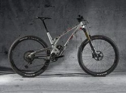 DyedBro Chainsaw Rammefolie – Sort / Rød -Cykel Salgsbutik 70I2566 1024x1024@2x