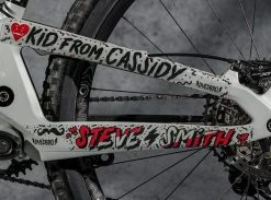 DyedBro Chainsaw Rammefolie – Sort / Rød -Cykel Salgsbutik 70I2620 1024x1024@2x