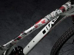 DyedBro Chainsaw Rammefolie – Sort / Rød