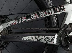 DyedBro Chainsaw Rammefolie – Sort / Rød -Cykel Salgsbutik 70I2644 1024x1024@2x