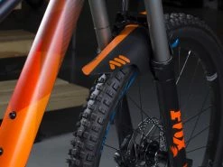 All-mountain-style ALL MOUNTAIN STYLE Forskærm Orange -Cykel Salgsbutik AMAS Mud Guard Orange on a enduro bike xweb 1024x1024