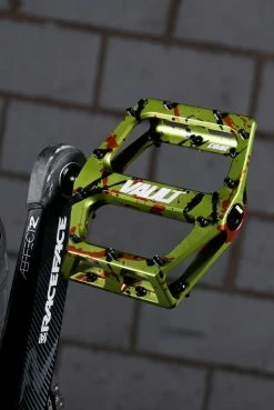 DMR Bikes DMR Vault SE Pedal – Liquid Camo Green 7 DMR Bikes DMR Vault SE Pedal – Liquid Camo Green -Cykel Salgsbutik Extra Small Portrait 512x764px 512x764