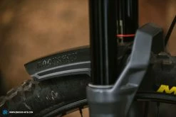 Rock-shox ROCKSHOX Mudguard ZEB -Cykel Salgsbutik RockShox Zeb new enduro suspension fork 2021 review test3 1140x760 1