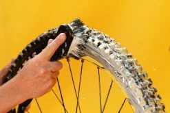 Muc-Off Dæk- Og Kassettebørste -Cykel Salgsbutik Tyre Cassette brush lifestyle