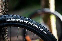 MICHELIN FORCE AM FOLDING Dæk -Cykel Salgsbutik albums PRESS 02 PNEUS TYRES 2ROUES 2WHEELS NOUVELLE GAMME VTT MICHELIN 2017 FORCE AM JER 7912 1