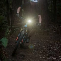 Blackburn Dayblazer 1500 Forlygte -Cykel Salgsbutik bbn dayblazer 1500 front light black 7134750 lifestyle 5