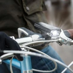 Blackburn Dayblazer 400 Forlygte -Cykel Salgsbutik bbn dayblazer 400 front light black 7097038 lifestyle 4